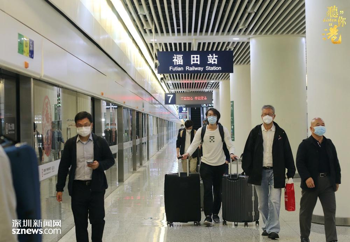 广深港高铁乘客到达福田站准备出站。（张玲 摄）