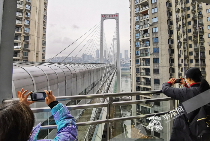 轨道10号线后堡站出口平台可打卡南纪门轨道桥。华龙网-新重庆客户端记者 张质 摄