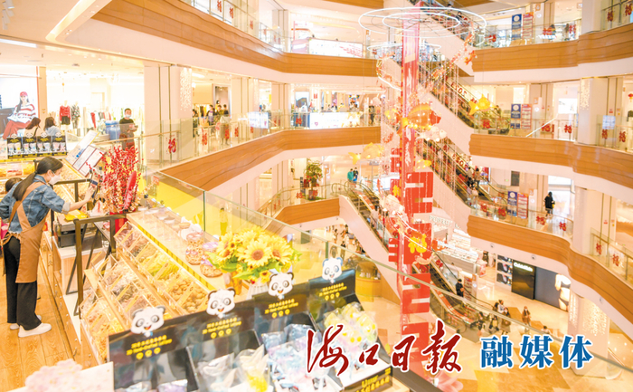 　　1月13日，龙华区金龙路友谊·阳光城张灯结彩，年味十足。海口日报融媒体记者 康登淋 摄