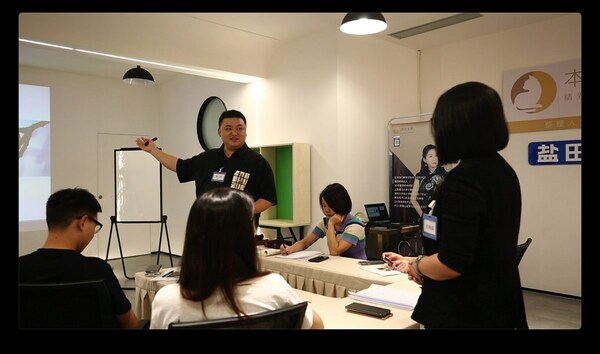 　　陆洋在整理师培训课堂讲课
