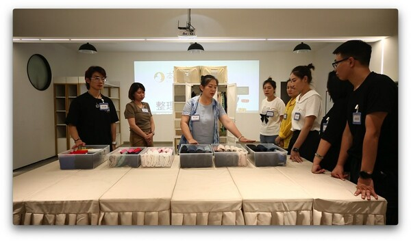 　　郑红晓在整理师培训课堂讲课