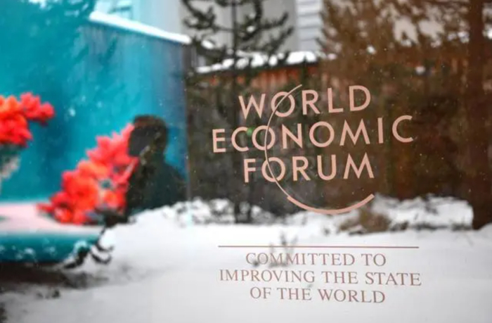 1月15日，在瑞士达沃斯会议中心，与会者从世界经济论坛标志旁走过。图片来源：新华社