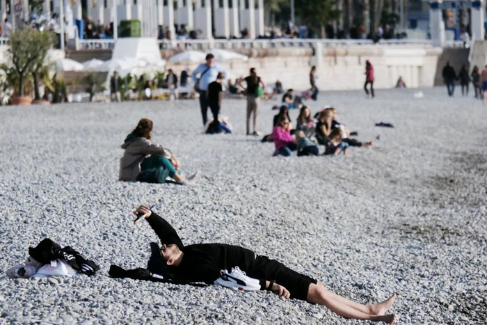 1月3日，人们在法国南部城市尼斯的海边休闲。新华社发（塞尔日·阿乌齐摄）