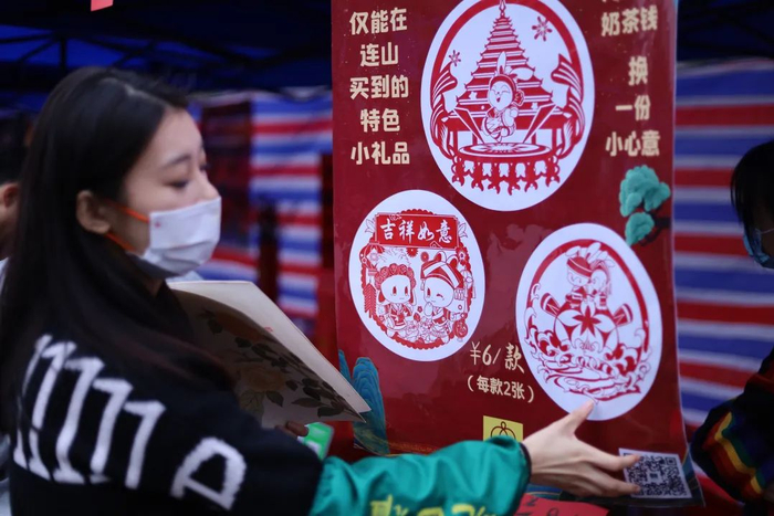年货街设置了儿童乐购区。
