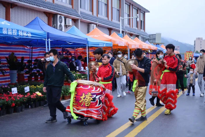 年货街，非遗“莲塘舞狮”敲锣打鼓喜迎客。清远日报签约摄影师 林玉霞 摄
