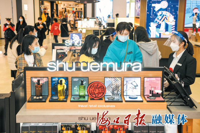 　　1月10日，在cdf海口日月广场免税店，不少市民游客前来选购“免税年货”。海口日报融媒体记者 苏弼坤 摄