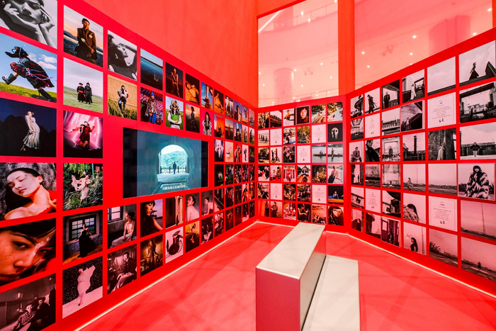 　　嘉人视觉大片墙，探寻时尚影像印记