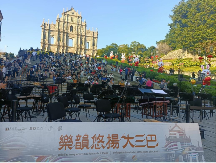 大三巴牌坊换上新春装扮，游客等待音乐演奏开始 财联社记者摄