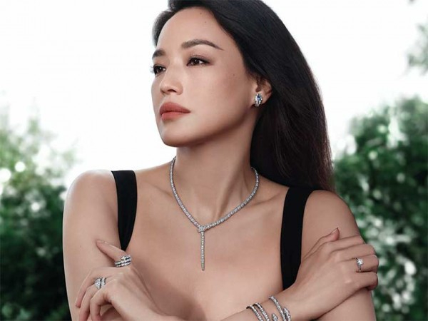 　　品牌代言人舒淇演绎全新Serpenti系列广告大片