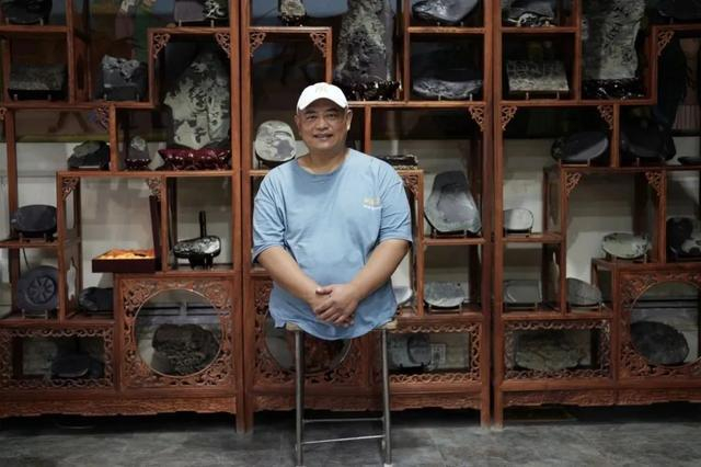 在王辉的身后，是他自己和优秀学员的作品，也是被评为区级和市级非遗传承人的贺兰砚雕刻精品。新京报记者 陈杰 摄