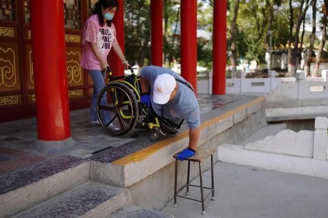 王辉的门店前有个半米多的高槛，他每次上下时都比较吃力，下雨地滑的时候，需要伙伴帮忙。新京报记者 陈杰 摄