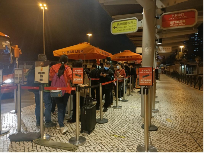 在澳门关闸口岸等车前往目的地的旅客 财联社记者摄