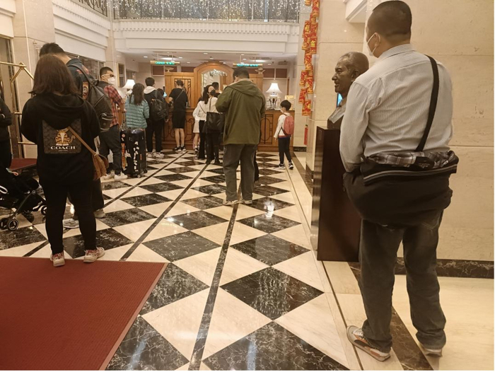 酒店办理入住需排队 财联社记者摄