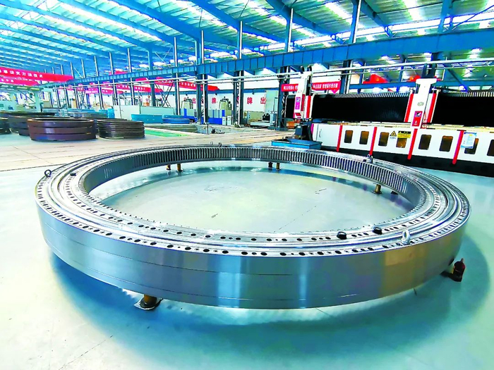 我国自研超大型盾构机用直径8米主轴承。（中科院金属所 供图）