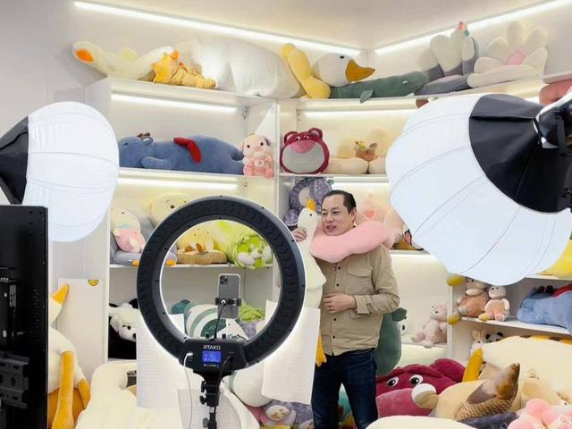 图注：刘丰铭在@优趣优品 直播间中解说新品