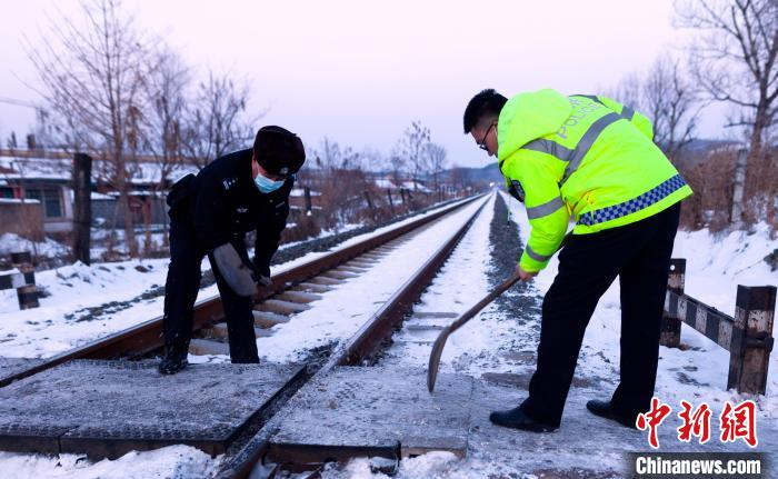 铁路公安鏖战风雪为旅客保安全送温暖公安部铁路公安局供图