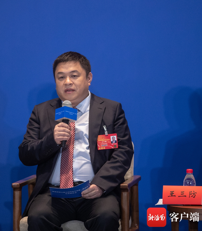 省人大代表，中共万宁市委副书记、市人民政府市长王三防。记者 刘洋摄