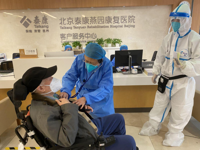 　　泰康燕园康复医院专家急诊区域，专家为居民问诊