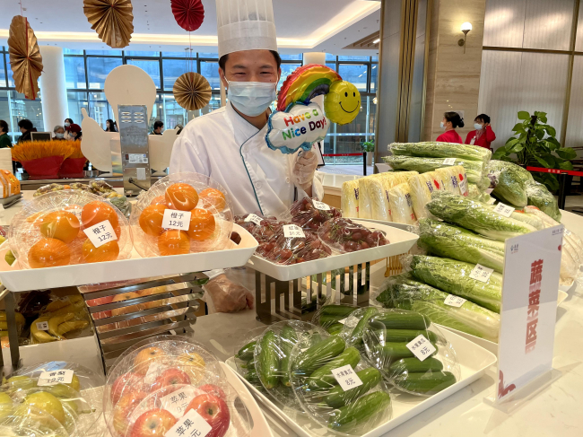 　　泰康之家·湘园的年货集市活动上商品琳琅满目