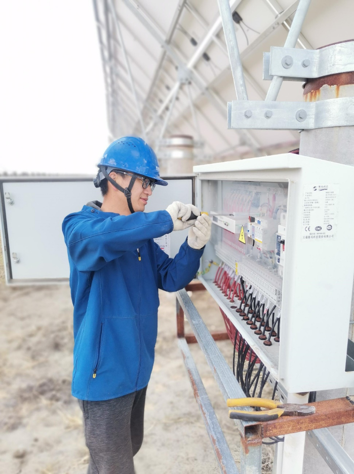 ▲迟爱壮在维护光伏发电设备摄影：张博文