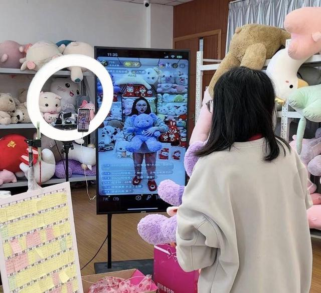 图注：主播在@品爱玩具 直播间内介绍产品