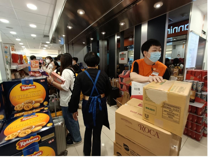 年货区顾客忙选购、工作人员忙补货 财联社记者摄