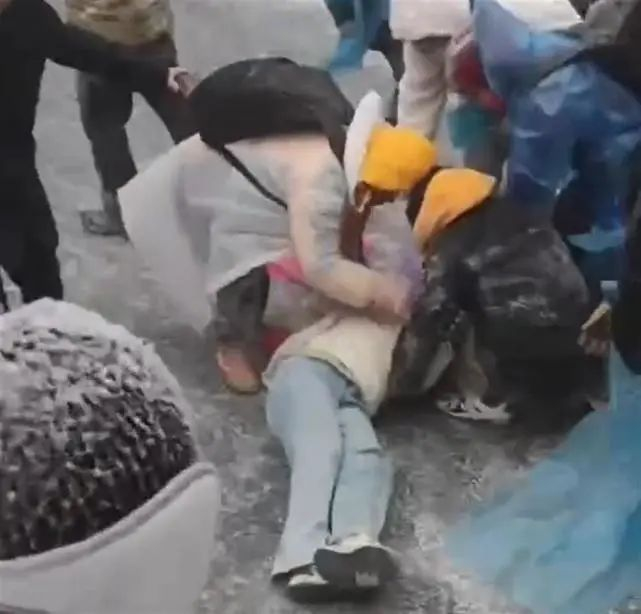 女子倒地抽搐（视频截图）