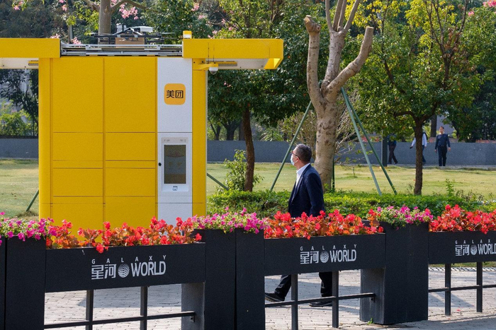 ▲美团无人机在商业写字楼园区服务（摄影师 管乐）