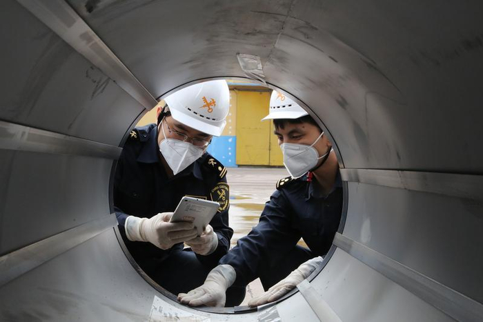 黄埔海关所属新港海关关员对进口汽车卷板进行现场查验