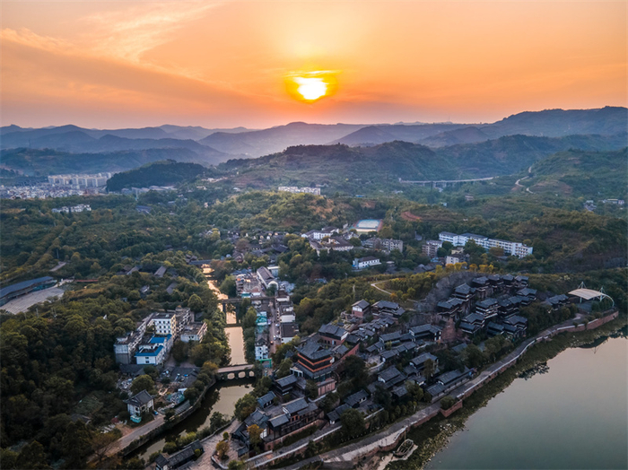 ▲五凤溪古镇 图源：图虫创意