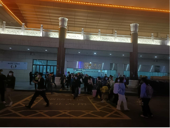 从澳门返回内地的人群 财联社记者摄