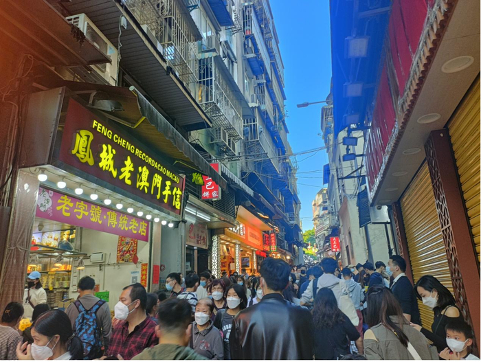 大三巴商圈人潮涌动 财联社记者摄