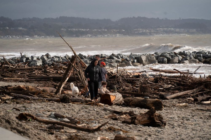 1月10日，在美国加利福尼亚州圣克鲁斯县卡皮托拉，风暴过后海滩上一片狼藉。图片来源：新华社