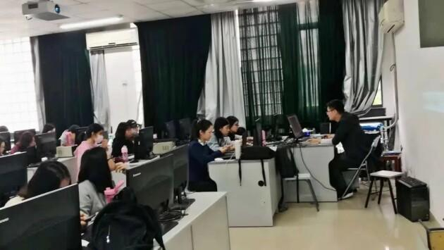 　　古月主讲为福州大学学生授课