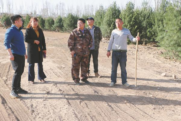 杨计福（右三）在施工现场指导 山西省林业和草原局供图