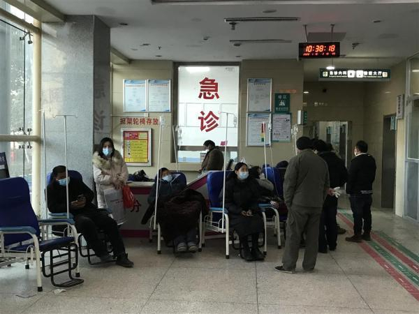 河南某县医院急诊外新增的输液位。 牛益彤 摄