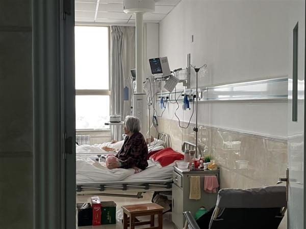 1月14日，甘肃庆阳市某医院，一位老人坐在呼吸科病房的床上。 王倩 摄