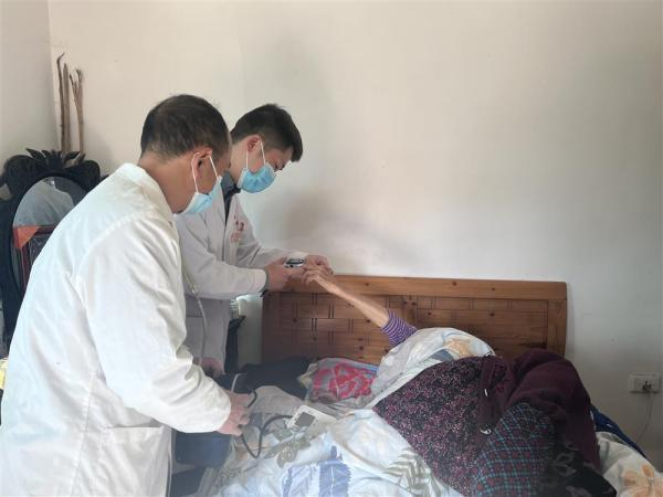 1月13日，贵州龙里县医院医生和村医一起入户排查重点人群。 夏杰艺 摄