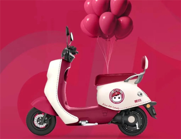 　　图:爱玛春节主题版晴天电动车,时尚流量的焦点