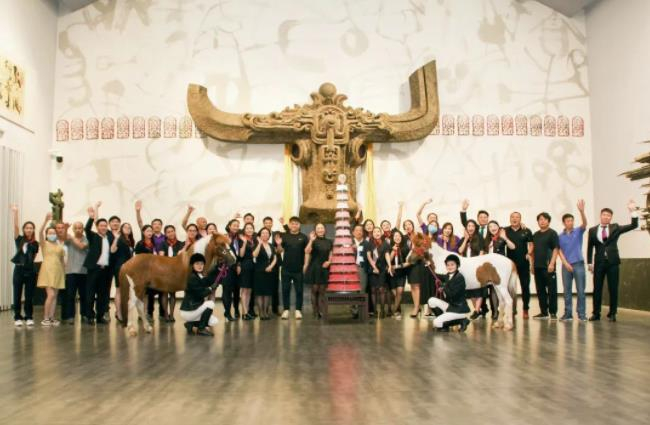 ▲与员工们庆祝北馆十二周年