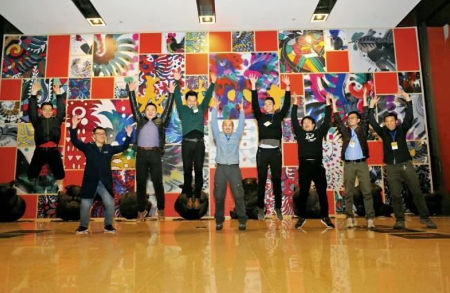 ▲美林八十大展成功开幕，员工雀跃