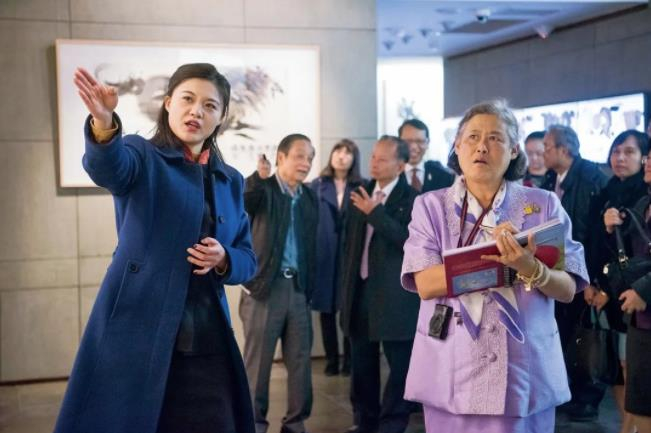 ▲关心为泰国公主诗琳通现场讲解