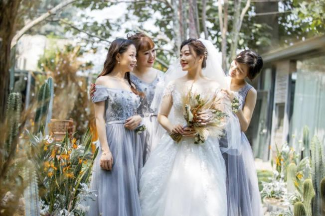 ▲郭莹大婚，韩馆员工做伴娘