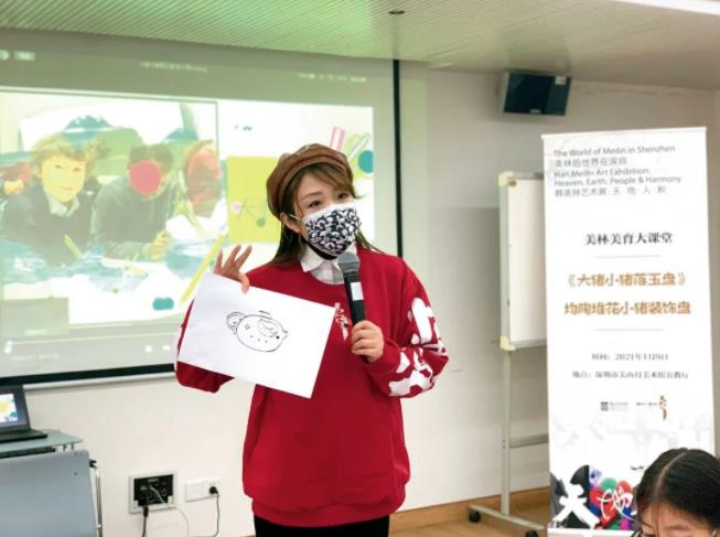 ▲宜兴馆的工作人员在深圳社会大课堂