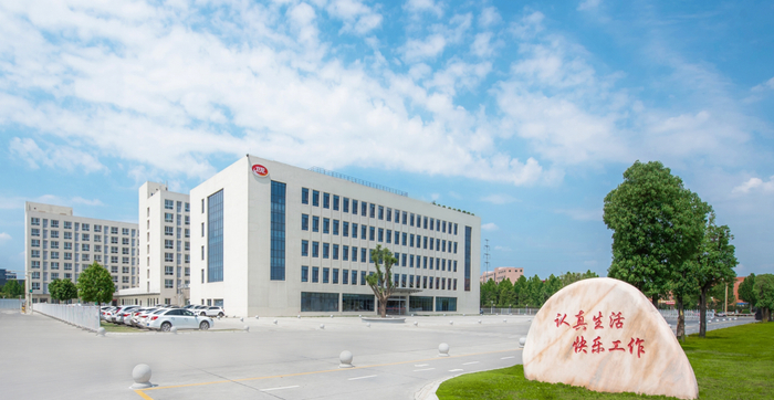 一心想逃离低价的卫龙食品，曾经在涨价、营销的路上尝到了甜头，但如今的它却在承受着高端化之痛。