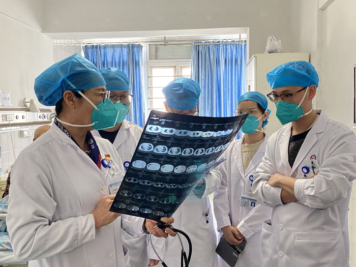 蔡绍曦对患者进行诊治 图片来源：受访者供图