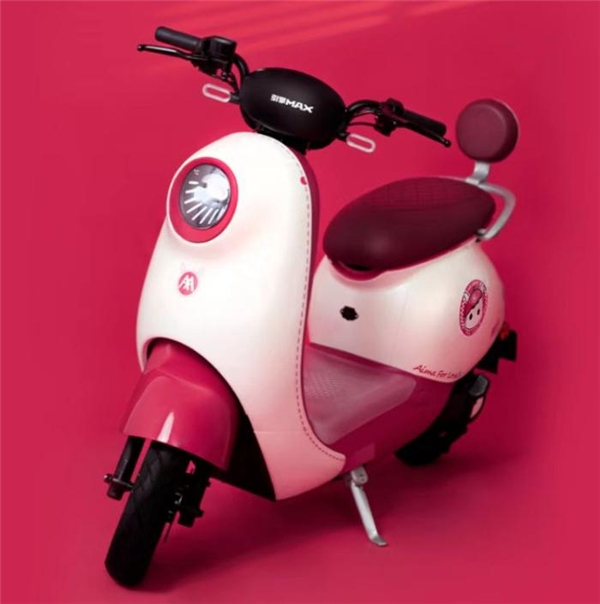 　　图:从颜值到实用体验,爱玛春节主题版晴天更受年轻女性青睐