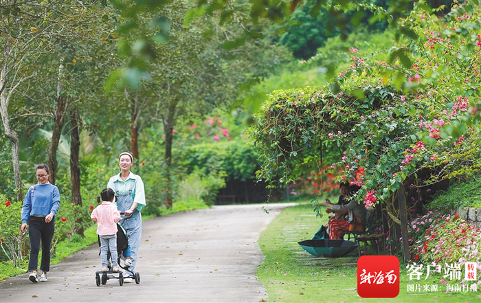 　　游客在屯昌梦幻香山芳香文化园游玩。方山 摄