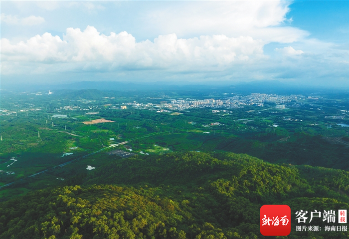 　　自然生态良好，绿意盎然的屯昌县城一角。方山 摄