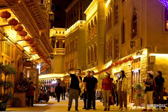 游客夜游和田团城（资料图片）。石榴云/新疆日报记者汤永摄